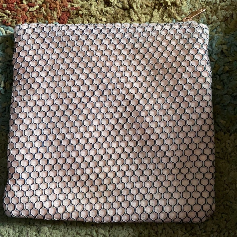 Ispy makeup bag